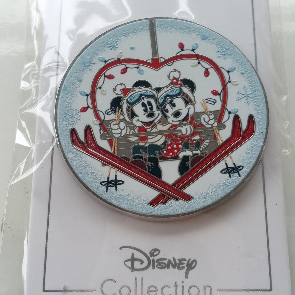 Disney Mickey And Minnie Mouse Ski Holiday Christmas 2021 Pin NEW!
